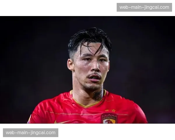 老将张琳芃完成中超400场里程碑，赛后获赠纪念球衣