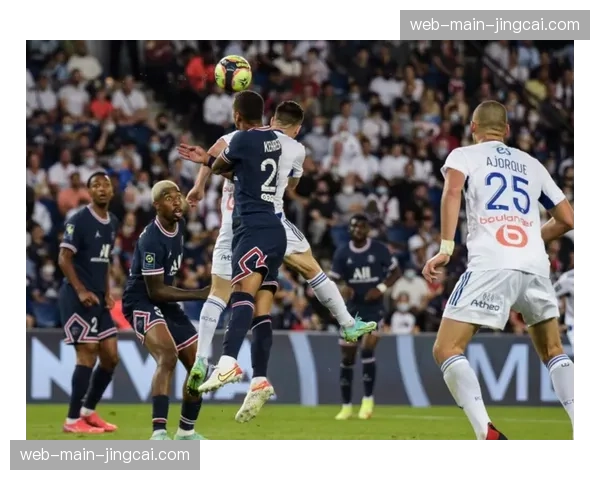 暖心一幕：斯特拉斯堡小球童为客队里尔球员拾回皮球获全场掌声