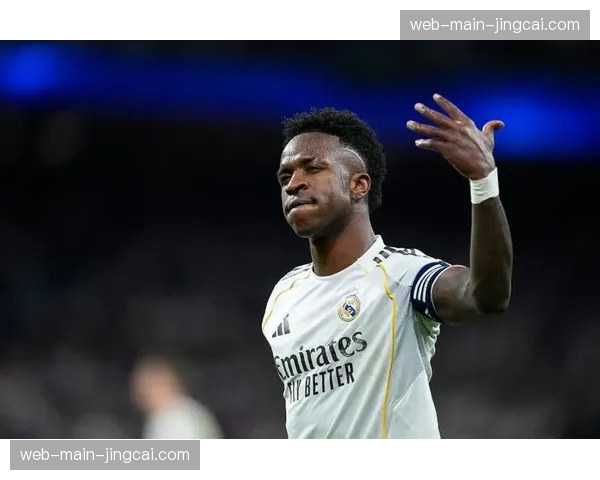 “足球无疆界”项目走进马德里社区，维尼修斯担任一日导师